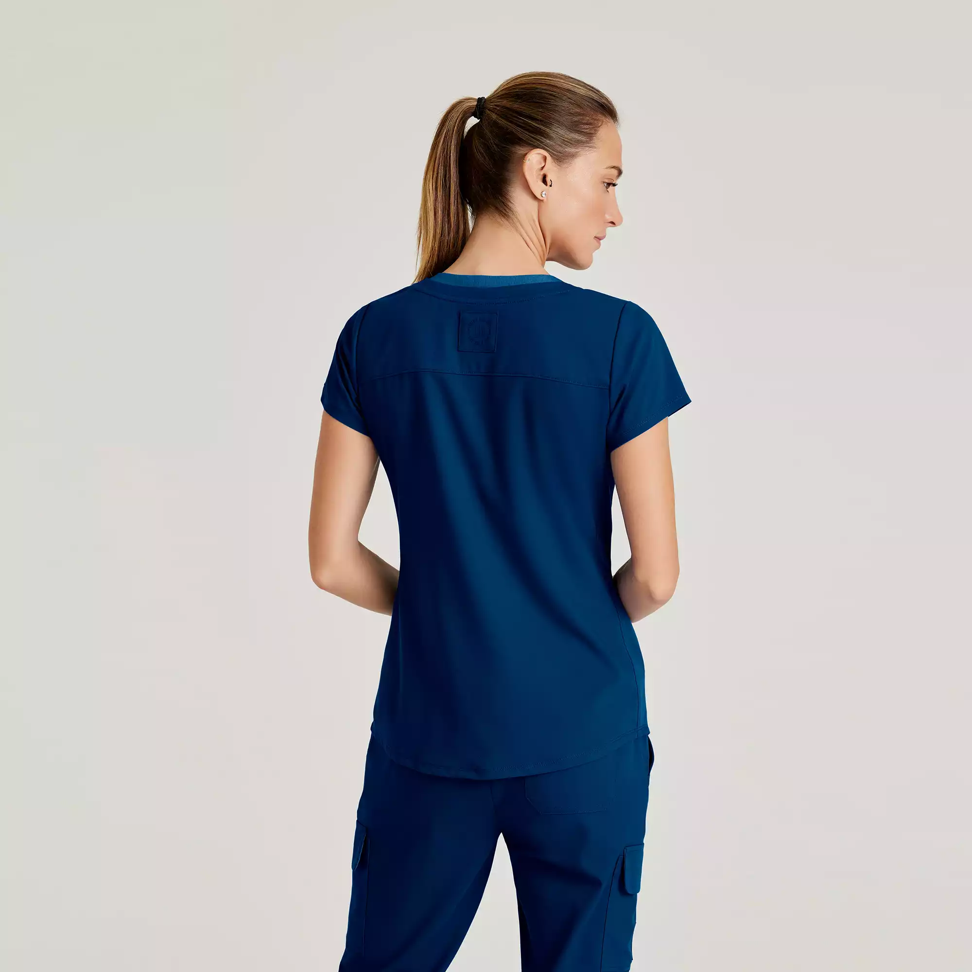 Grey's Anatomy Spandex Stretch Women's 4 Pocket Two-Toned V-neck Top | GRST194 2 Grey's Anatomy Spandex Stretch Women's 4 Pocket Two-Toned V-neck Top | GRST194 - Image 2